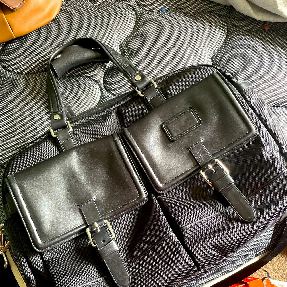Tumi shoulder bag leather like new